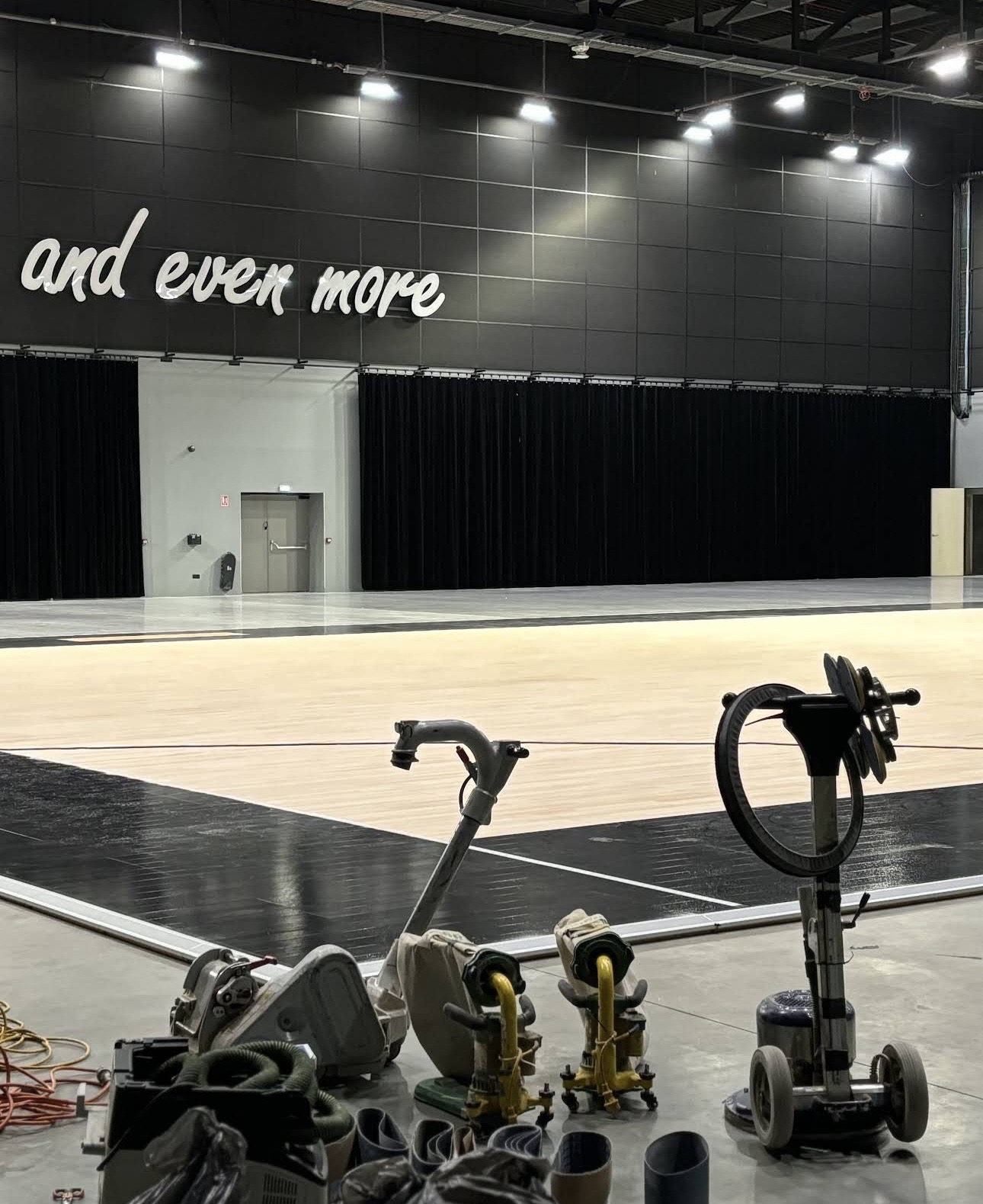 Ponçage d'un parquet dans une grande salle événementielle