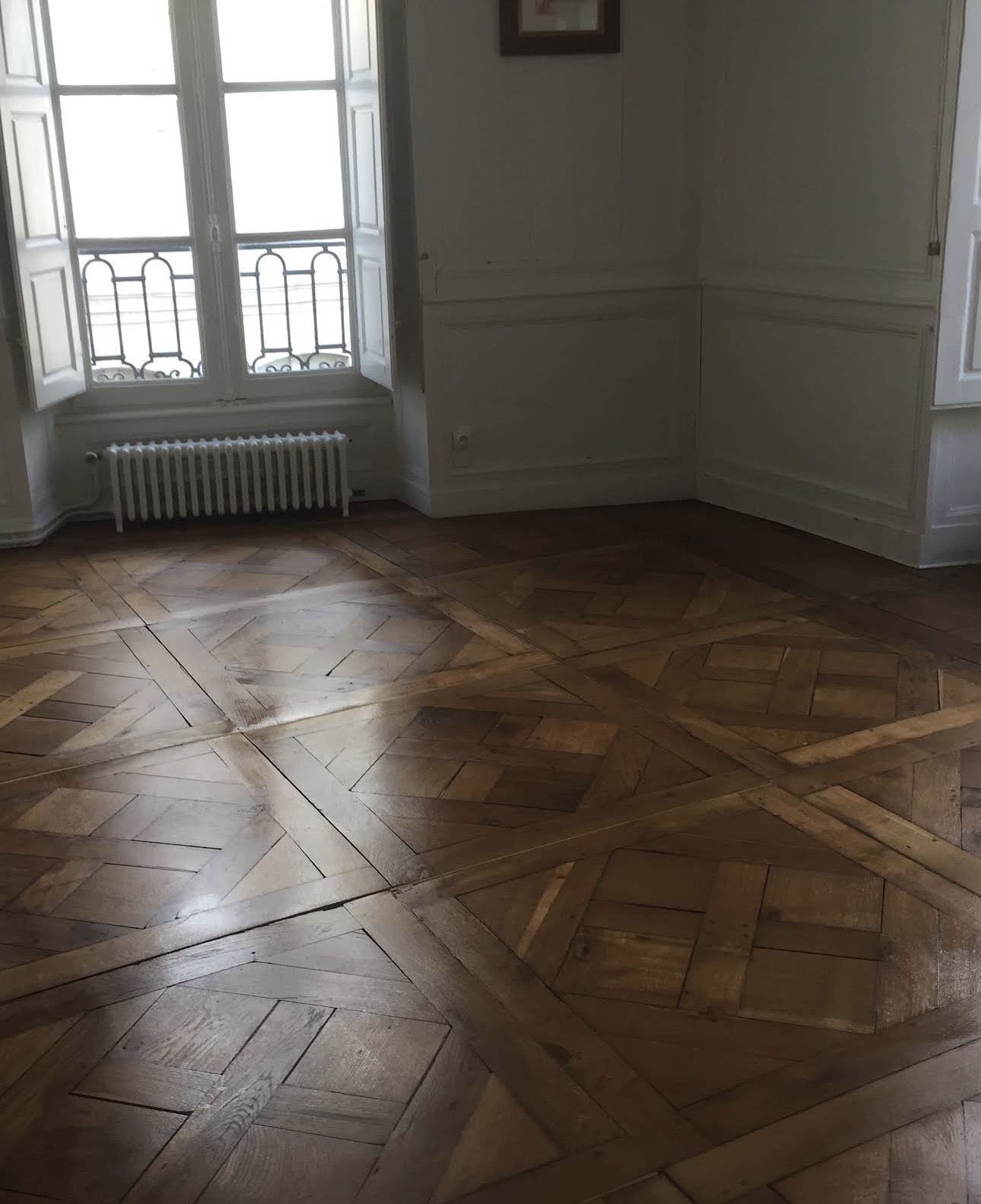 Parquet Versailles ancien rénové dans un salon haussmannien