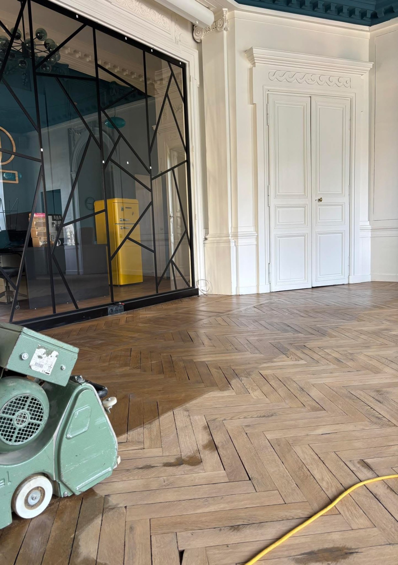 Ponçage de parquet chevron dans un appartement haussmannien
