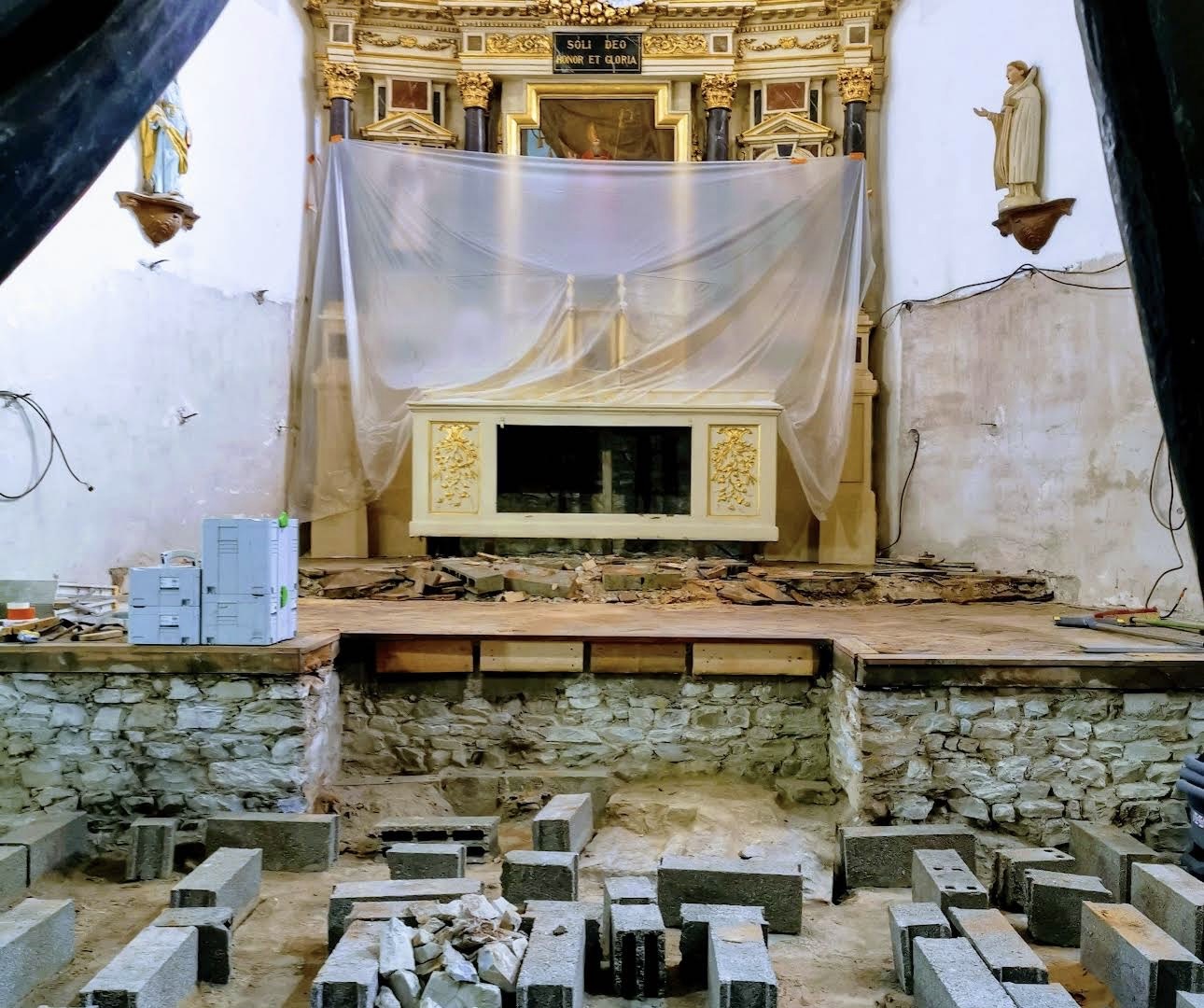 Chantier de rénovation dans une chapelle ancienne