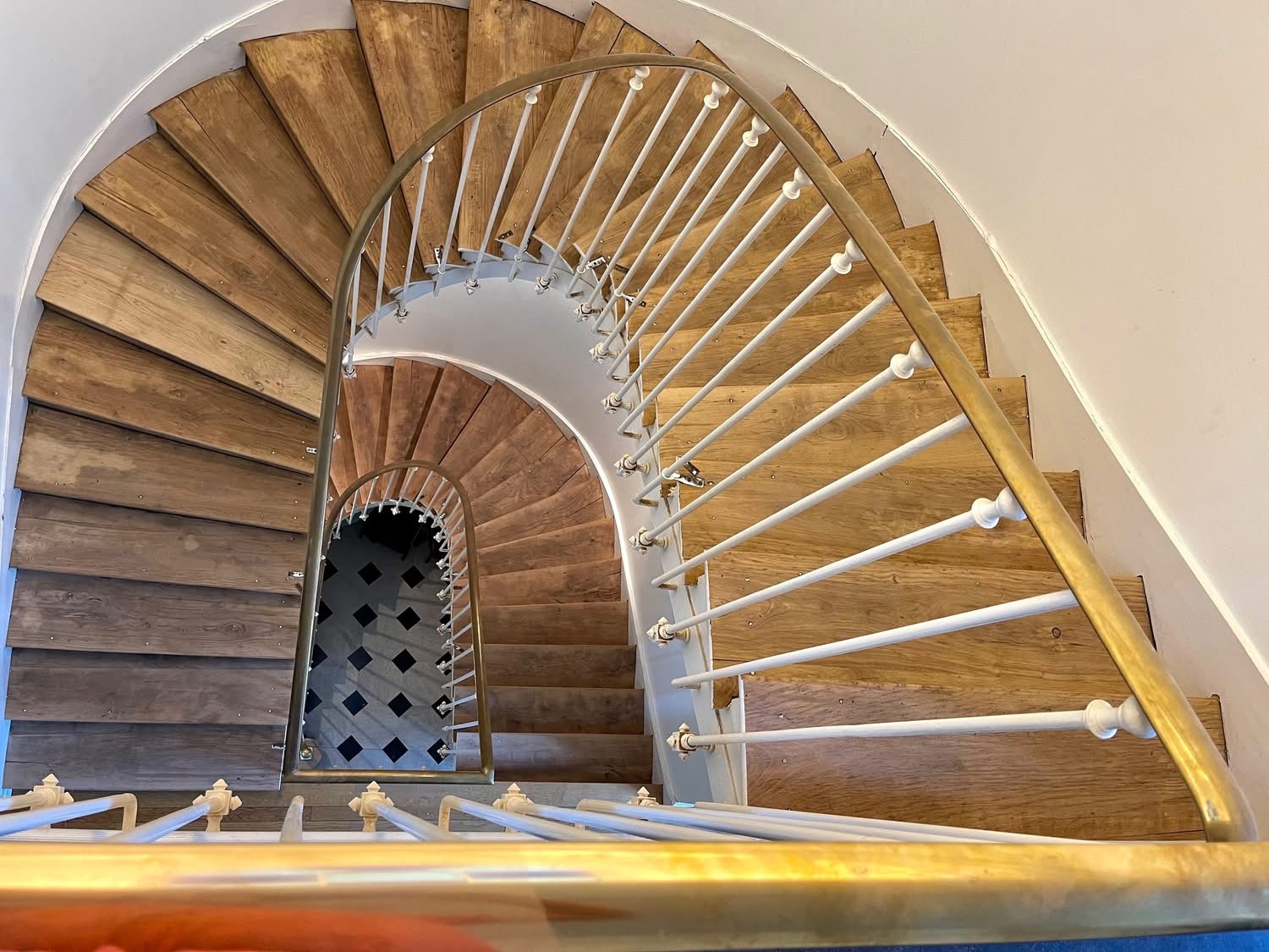 Escalier en bois rénové vu de dessus