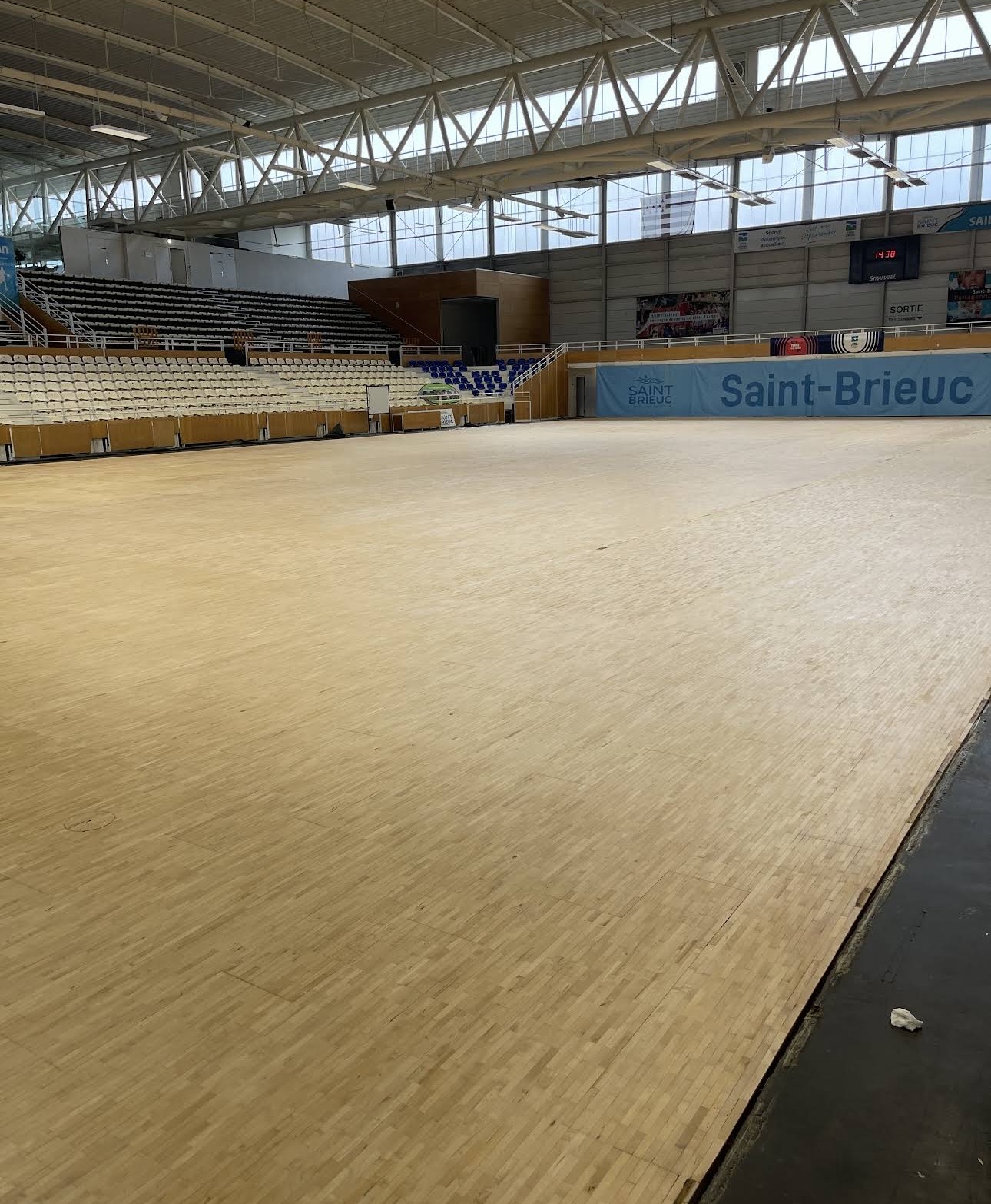 Grande salle de sport avec parquet rénové