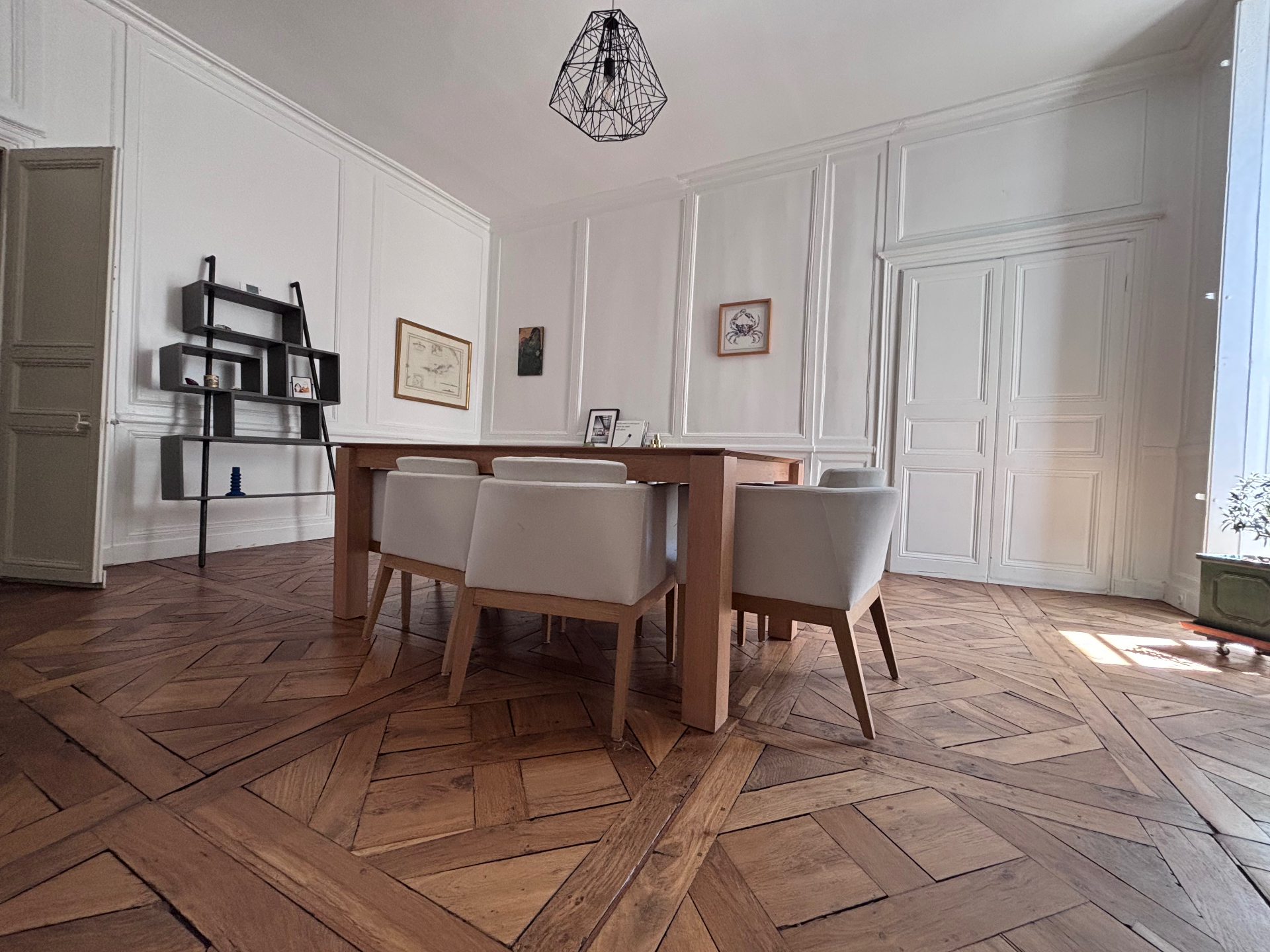 Salle à manger avec parquet Versailles ancien