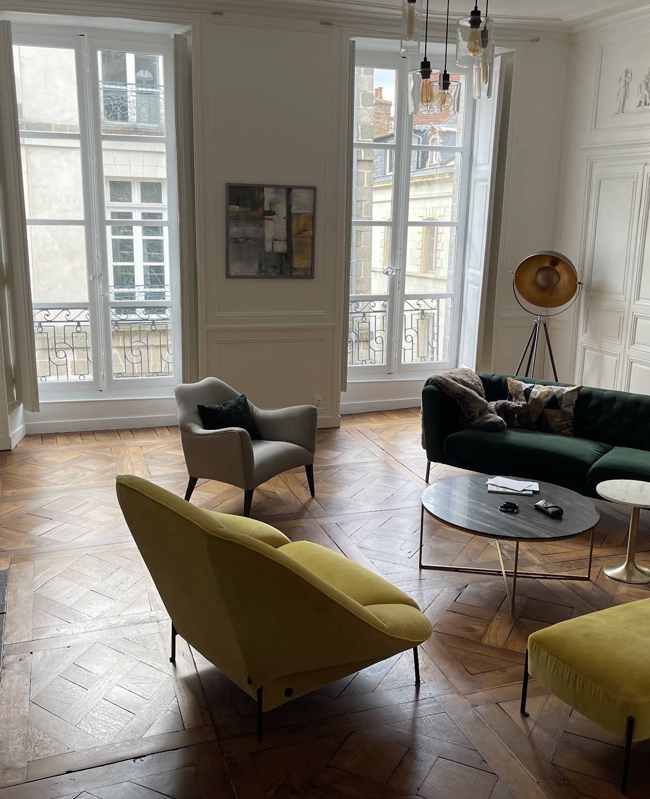 Salon haussmannien avec parquet en chevrons rénové