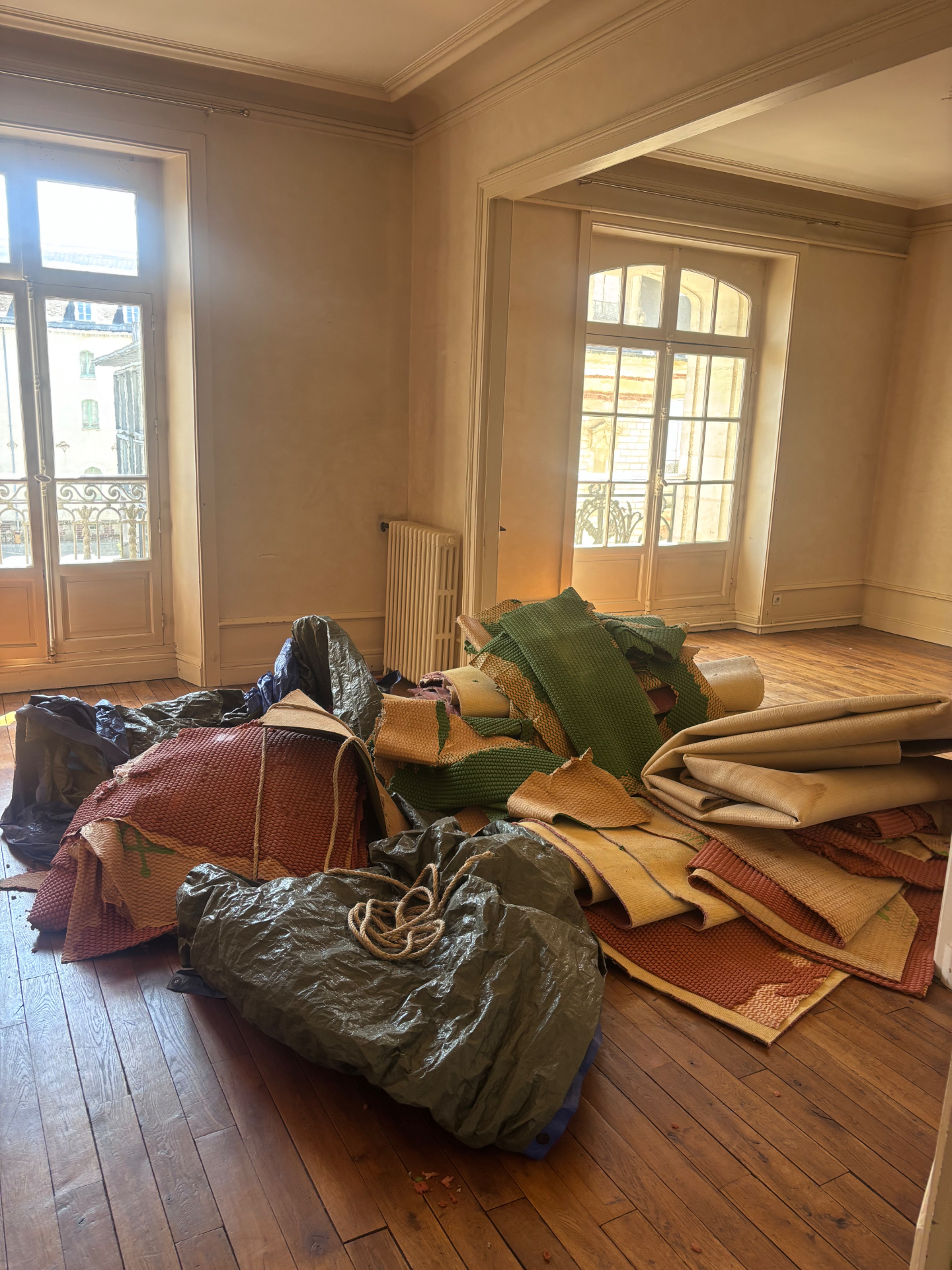 Dépose de moquette dans un salon avant rénovation de parquet