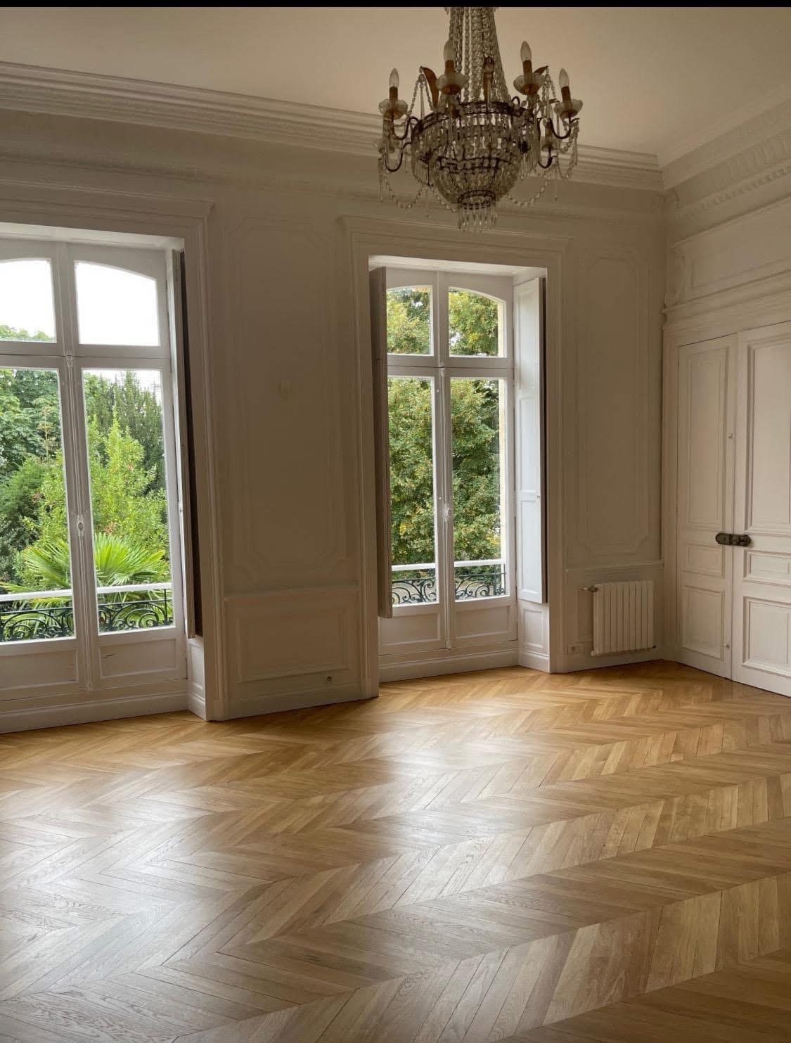 Salon haussmannien avec parquet en chevrons chêne clair