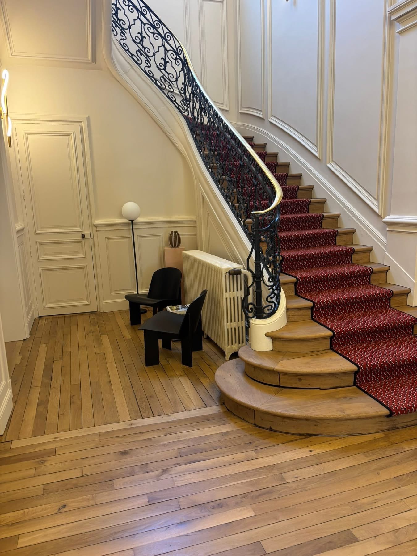 Parquet d'entrée près d'un escalier d'époque
