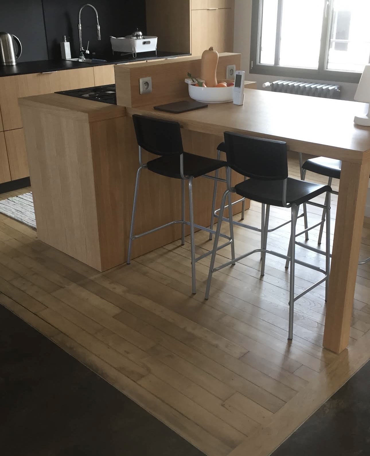 Cuisine ouverte avec parquet chêne clair