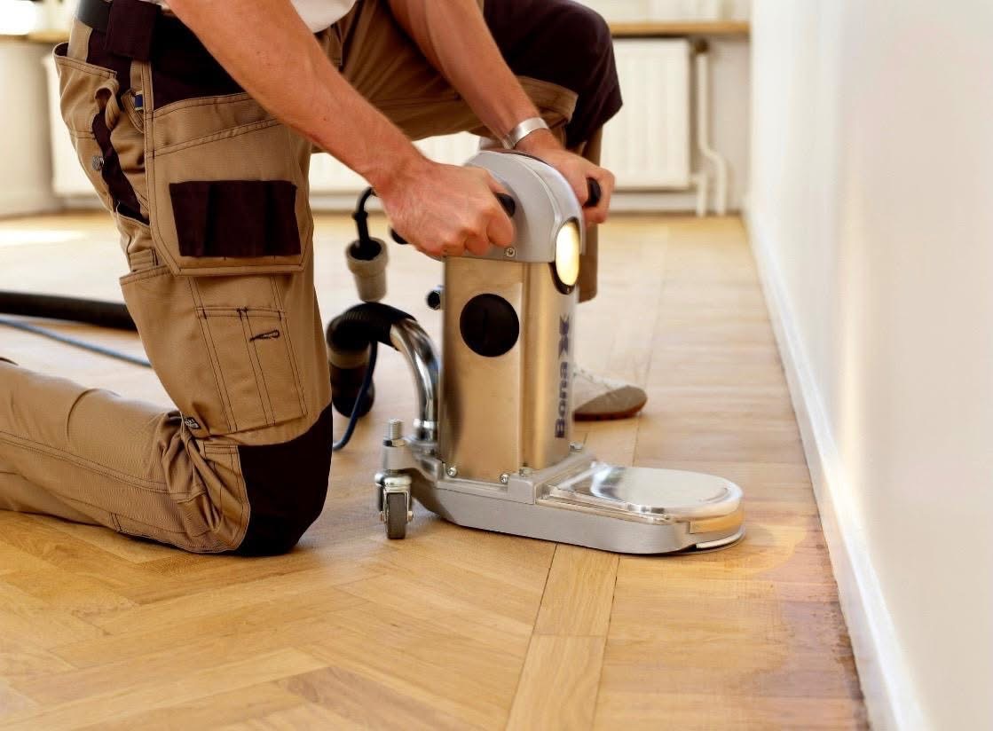 Ponçage de parquet chevron à la bordureuse